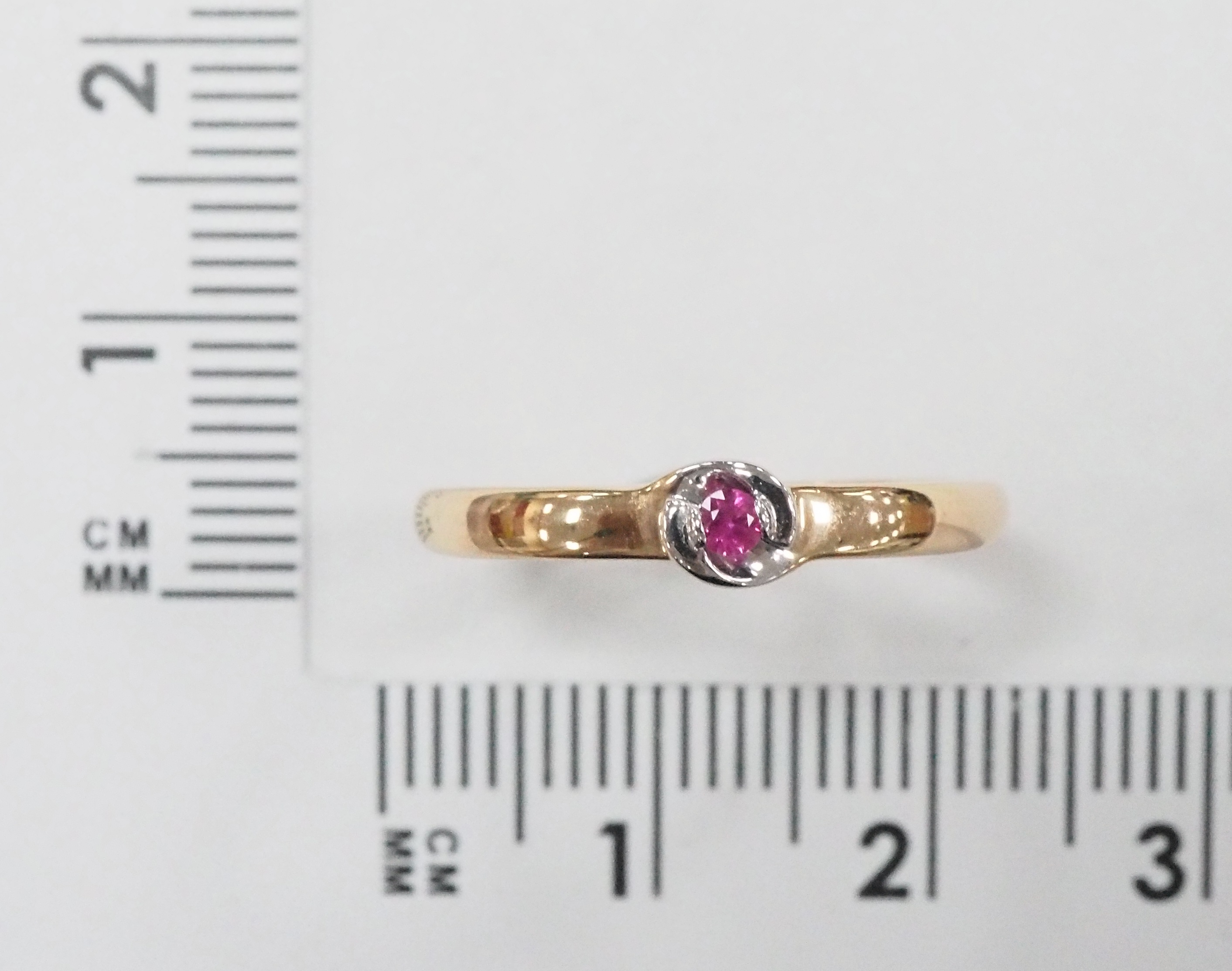 Кольцо из золота с рубином